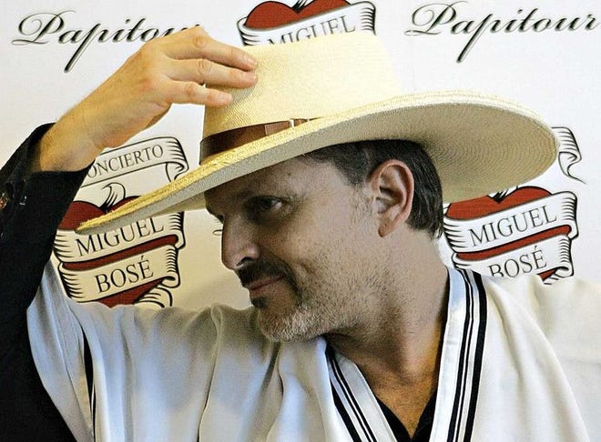 Miguel Bosé posa para los fotógrafos con un sombrero y un poncho de algodón peruano obsequiado por el presidente de la Comunidad Campesina de Catacaos durante una rueda de prensa en Lima, Perú, donde Bosé continúa con su gira mundial “Papitour”.