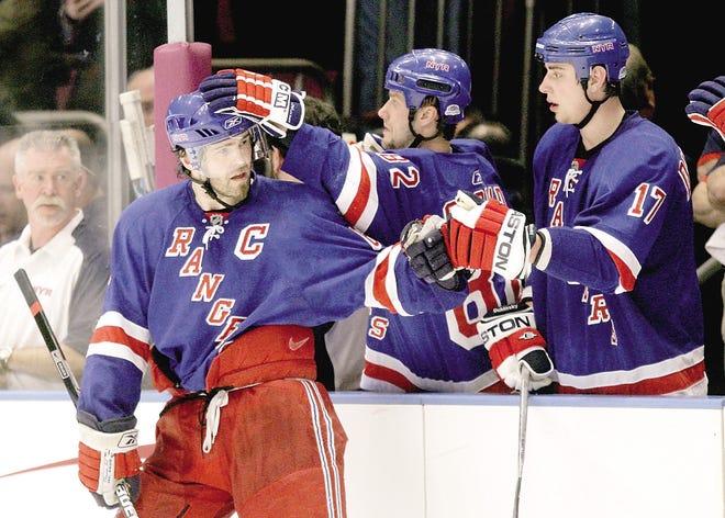 Rangers’ Jaromir Jagr, right, scored twice on Thursday against the Pittsburgh Penguins, helping keep his team’s season alive.