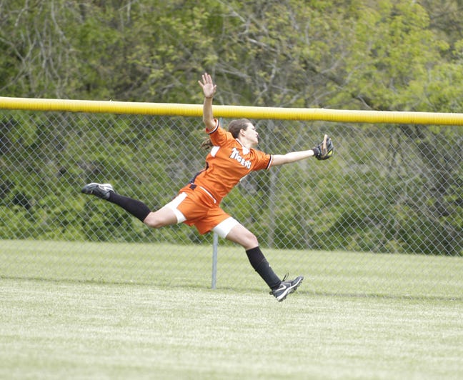 Hudson outfielder Kellee Wonders lunges to make a catch during Tuesday’s doubleheader against Ida. The Tigers lost both ends of the doubleheader, 11-0 and 12-1.