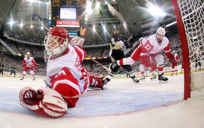 Red Wings goalie Chris Osgood makes a save during the third period in Game 3 of the Stanley Cup hockey finals in Pittsburgh Wednesday.