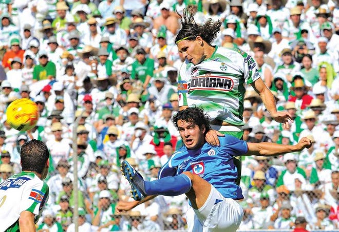 El jugador Walter Jiménez (arriba), de Santos, lucha por el balón con Cristian Riveros (abajo), de Cruz Azul, durante el partido de vuelta de la final del Torneo Clausura 2008 del fútbol mexicano en el estadio Corona, en Torreón, México.