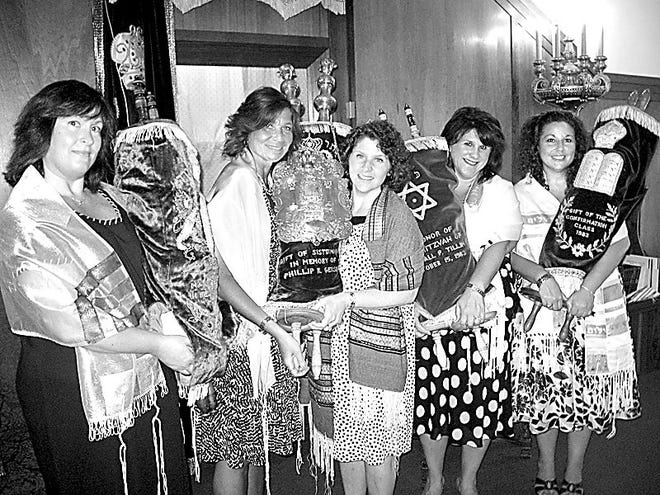 Rabbi Rebecca Shinder, center, helped prepare these women for their adult bat mitzvahs. From left are Deb Kantor, Sherry Gaffin, Robin Boardman and Wendy Wayman.