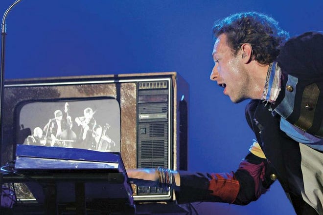 El líder del grupo británico Coldplay, Chris Martin, durante el concierto celebrado en Barcelona, en el que presentaban su nuevo dico, “Viva la vida or Death and all his friends”.