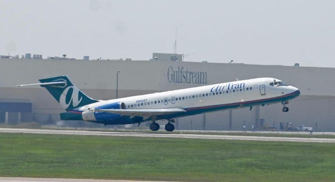 An AirTran jet takes off from the Savannah-Hilton Head International Airport.(John Carrington/Savannah Morning News)
