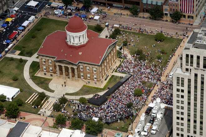 Estimates say as many as 35,000 spectators piled on the lawn at the Old State Capitol last week for Barack Obama’s visit.