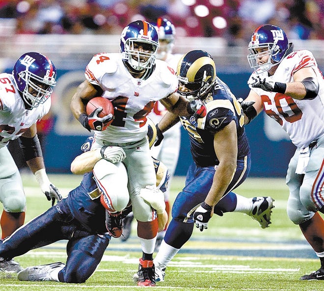 Ahmad Bradshaw (44) got off the bench for the first time this season and showed the Giants have another weapon.