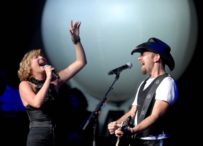 Jennifer Nettles and Kristian Bush of Sugarland perform at the MGM Grand at Foxwoods