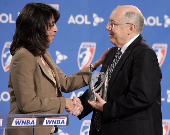 WNBA commissioner Donna Orender, left, presents Sun coach Mike Thibault with the WNBA’s Coach of the Year award Saturday at a news conference in Mohegan. Itwas the second time that Thibault was named Coach of the Year, the first being in 2006.