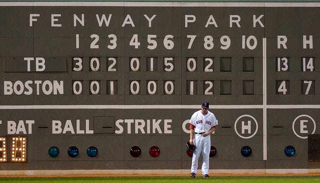 Outfielder Jason Bay in front of the scoreboard with the final score.