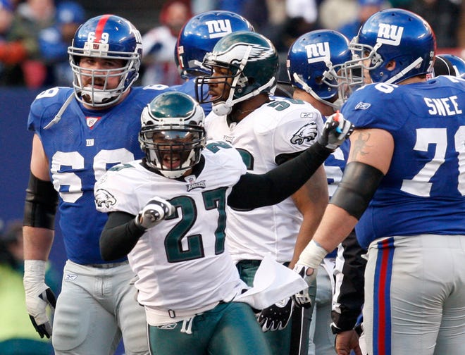 Eagles safety Quintin Mikell (27) celebrates after making an interception against theGiants in the fourth quarter on Sunday.