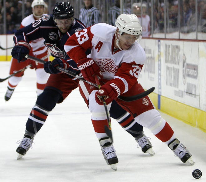 Columbus Blue Jackets' Kristian Huselius, left, of Sweden, and Detroit Red Wings' Kris Draper chase a loose puck during the second period of an NHL hockey game Tuesday, Jan. 27, 2009, in Columbus, Ohio. (AP Photo/Jay LaPrete)