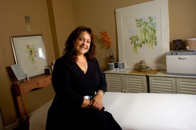 STAFF PHOTO / JENNA ISAACSON / 
jenna.isaacson@heraldtribune.com
Robin-Renee Rodriguez runs her therapeutic massage business, Renee Body 
Care, at the Tandem Center in Venice.