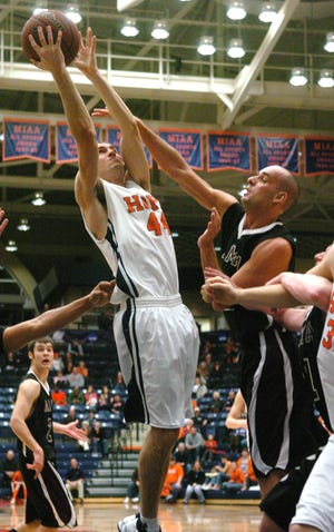 Dan Irving/The Holland Sentinel
Hope College's Peter Bunn, left, jumps for a rebound against Alma College Wednesday night at DeVos Fieldhouse.
(2/25/09)