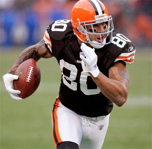 In this Dec. 30, 2007, file photo, Cleveland Browns tight end Kellen Winslow runs after a pass reception against the San Francisco 49ers in an NFL football game in Cleveland. The Cleveland Browns have traded talented and troublesome tight end Kellen Winslow to the Tampa Bay Buccaneers for undisclosed draft picks.