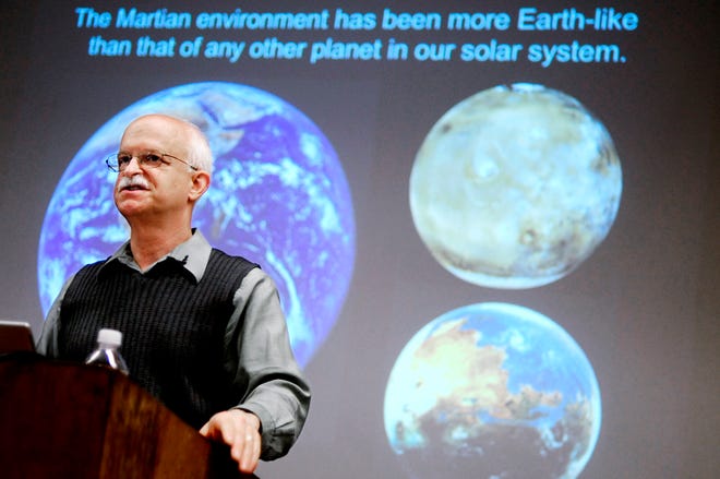 Dave Des Marais, senior researcher for the NASA Ames Research Center, lectures on the Mars Exploration Rovers Mission Saturday in the Anheuser-Busch Natural Resources Building at the Unviersity of Missouri.