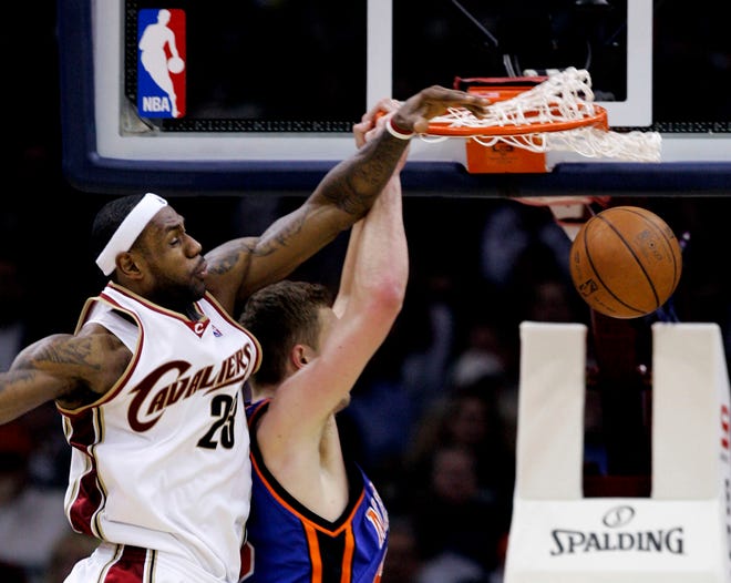 New York's David Lee dunks inside the Cavaliers' LeBron James (23) in the fourth quarter Sunday.