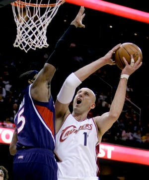 Cleveland Cavaliers' Zydrunas Ilgauskas (11), of Lithuania, shoots past Atlanta Hawks' Josh Smith (5) in the first quarter in an NBA basketball game, Saturday, March 21, 2009, in Cleveland. The Cavaliers won 102-96.