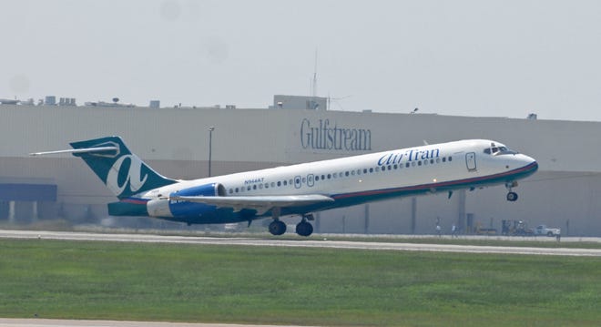 An AirTran jet takes off from the Savannah-Hilton Head International Airport last summer. The loss of the airport's only low-fare carrier in October helped bring passenger numbers down for the first quarter of 2009. (John Carrington/Savannah Morning News)
