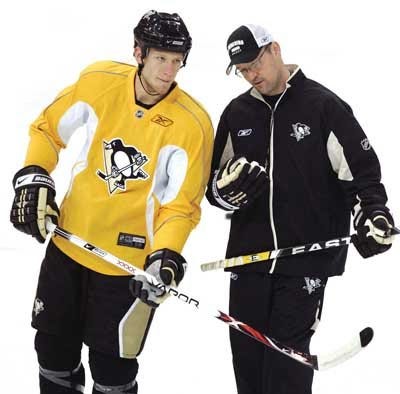 Dan Bylsma shows Jordan Staal some of the finer points at a February practice. (AP file photo)