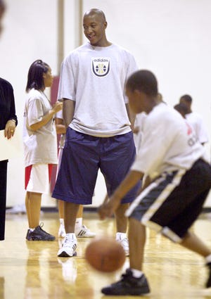 Cavaliers guard Eric Snow at his basketball camp at the Peel Coleman Center in Canton in 2007.