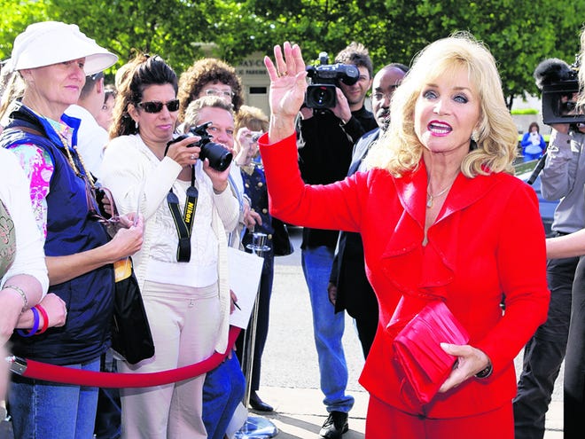 Country music star Barbara Mandrell waves to fans as she arrives to be inducted into the Country Music Hall of Fame in Nashville, Tenn., Sunday, May 17, 2009.