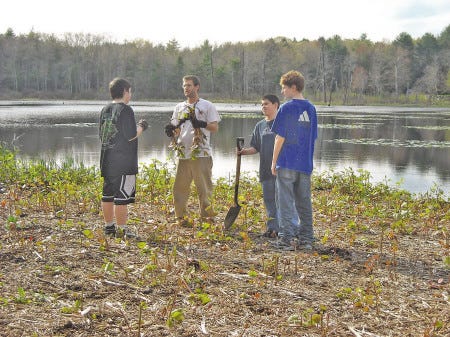 Earthkeepers, a group of middle and high school students, have teamed up with conservationists to tear up Japanese Knotweed.