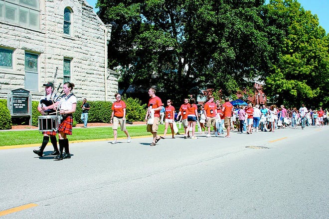 JUSTIN SIMS/DAILY REVIEW ATLAS
Incoming freshmen students led by bagpipes at Monmouth College walk down Broadway on Monday afternoon for the annual walkout tradition.