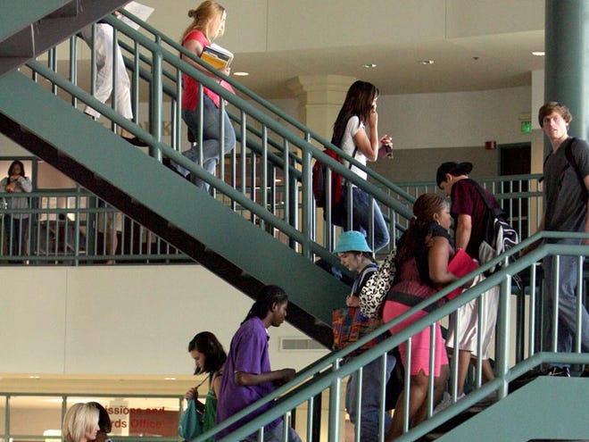 Students make their way through the atrium between classes at Shelton State Community College in Tuscaloosa, Ala. Monday, Aug. 31, 2009.