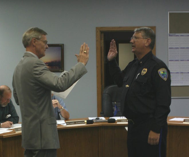 Devils Lake Mayor Fred Bott administered the oath of office to the city’s new Police Chief, Keith Schroeder at Monday’s regular meeting of the Devils Lake City Commission.
