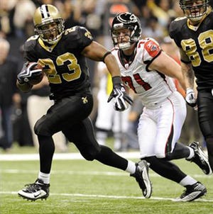 RB Pierre Thomas eludes a defender en route to a 22-yard touchdown run in the first half to tie the game at 7-7.