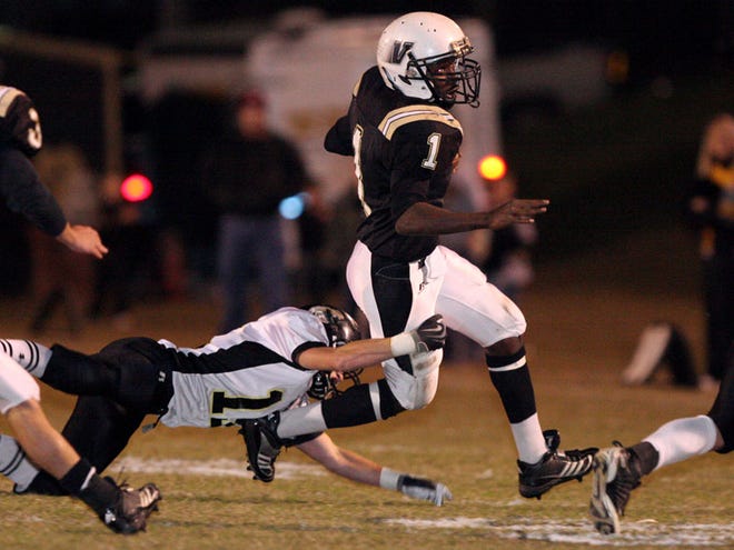 Lamar County’s Eric Hudson tries to break a run to the outside in Friday’s Class 2A quarterfinal playoff game with Ider. Hudson had two interceptions on defense to lead the Bulldogs to victory.