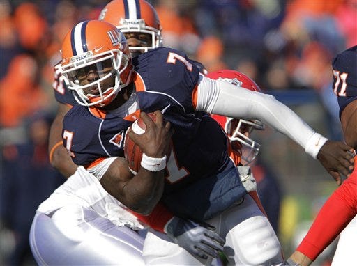 Illinois' Juice Williams (7) breaks free of the Fresno State's defense during the first half of an NCAA college football game in Champaign, Ill., Saturday, Dec 5, 2009. (AP Photo/Seth Perlman)