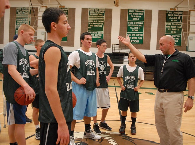 GRISWOLD 12/10/2009
Griswold boys varsity basketball coach Rob Mileski gives his players some pointers during a practice Thursday, December 10, 2009.
Tali Greener/ NorwichBulletin.com