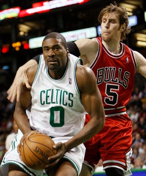 Former Celtics forward Leon Powe signed a free-agent contract with the Cavaliers on Wednesday.