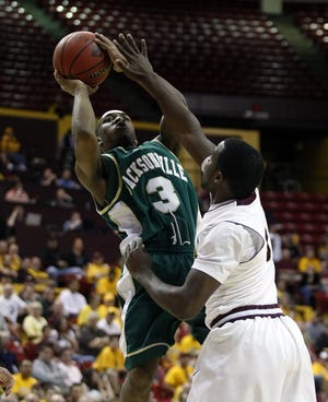 RICK SCUTERI/Associated Press
Jacksonville's Ben Smith (3) shoots over Arizona State's Ty Abbott during the Dolphins' 67-66 win on Tuesday in Tempe, Ariz. Smith's last-second basket sent JU into the NIT's second round.