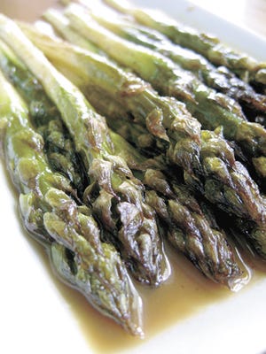 In addition to being nutritious and delicious, asparagus also adapts itself into many dishes like this Easy Asian 
Asparagus, which combines with flavors found in Asian cuisine.