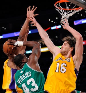 Los Angeles Lakers' Pau Gasol, right, of Spain, and Andrew Bynum team up to defend Boston Celtics' Kendrick Perkins during the first half of Game 1 of the NBA basketball finals Thursday, June 3, 2010, in Los Angeles. (AP Photo/Mark J. Terrill)