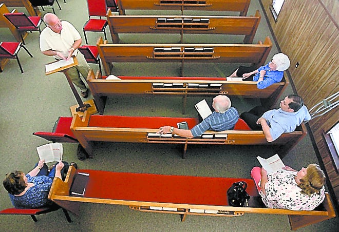 Pat Henderson, top left, leads a Bible study at Barataria Baptist Church in Lafitte, La. (AP Photo/Patrick Semansky)
