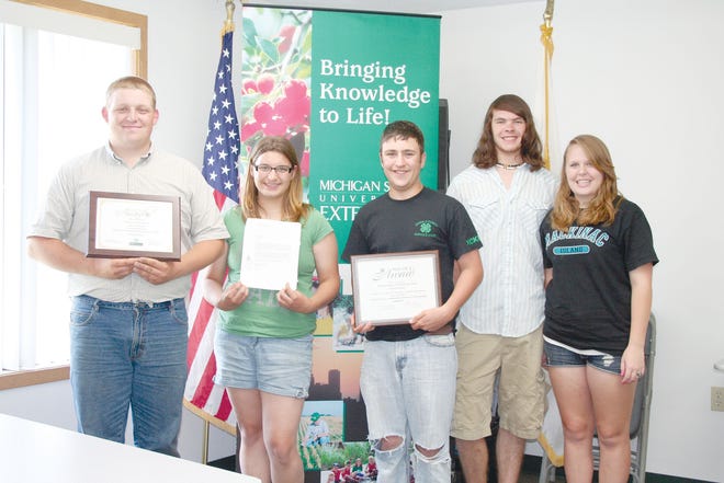 4-H members Tom Hengesbach, Dana Hengesbach, David Hickey, Zack Coon and Ashley Sorenson showcase the first-place state awards they won at the 2010 MSU Exploration Days event.