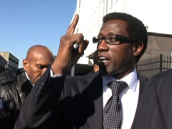Actor Wesley Snipes points after his attornies announced to the news media that they had rested their case in Snipes' tax evasion trial at the federal courthouse in Ocala on Jan. 28, 2008. A federal panel recently upheld his sentence. (Alan Youngblood/Staff photographer)