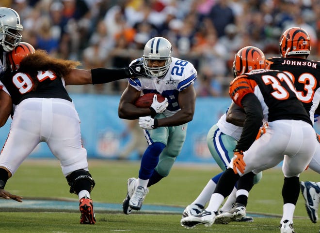 Dallas Cowboys running back Felix Jones (28) runs between Cincinnati Bengals 
defensive tackle Domata Peko (94) and safety Roy Williams (31) for four 
yards in the first quarter of the Hall of Fame football game Sunday night, 
in Canton, Ohio.
ASSOCIATED PRESS / MARK DUNCAN