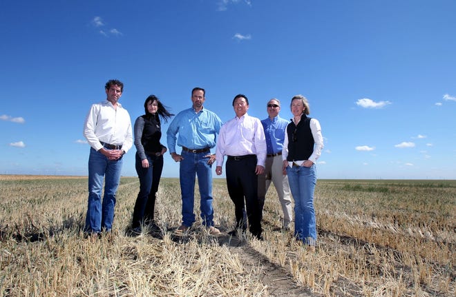A variety of activitists including, from left, Bob Dowds of Westlands Solar 
Park; Helen O'Shea of the Natural Resources Defense Council; Mark Shannon, 
farmer; Daniel Kim of Westlands Solar Park; Carl Zichella of the Sierra 
Club, and Sarah Woolf of the Westlands Water District, want a solar farm 
developed near Lemoore, Calif.NEW YORK TIMES PHOTOS BY J. EMILIO FLORES