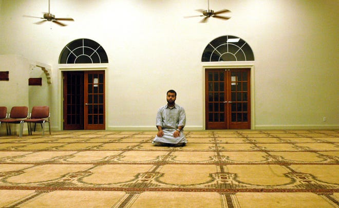 Ammar Haq prays in the Islamic Center of Savannah. (Photo by Carl Elmore/Savannah Morning News)