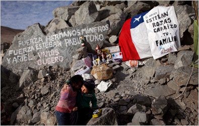 Relatives of 33 trapped miners have set up a site for tributes and messages of support near the collapsed San José mine in Chile.
