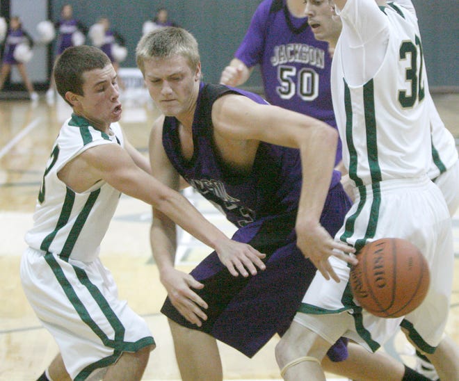 GlenOak's Mike Hronec, left, knows the ball away from Jackson's Josh Henniger during the first quarter.