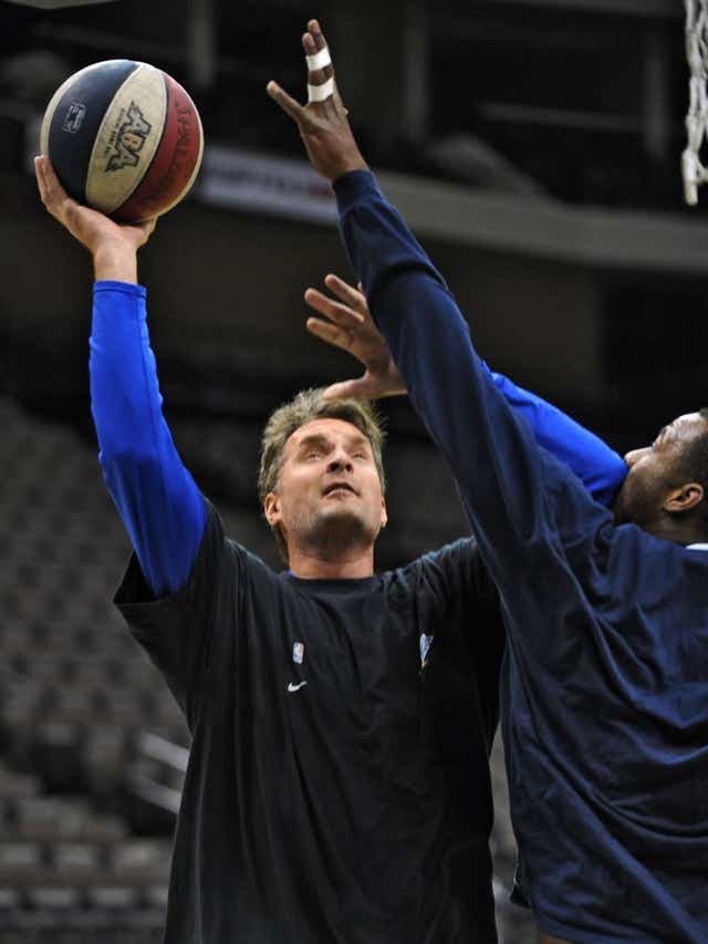 Former Duke star Christian Laettner works out with ...