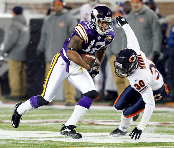 Minnesota’s Percy Harvin (12) catches a 23-yard touchdown pass in front of Chicago’s D.J. Moore during their game Monday at the University of Minnesota’s TCF Bank Stadium in Minneapolis. The Bears won, 40-14.