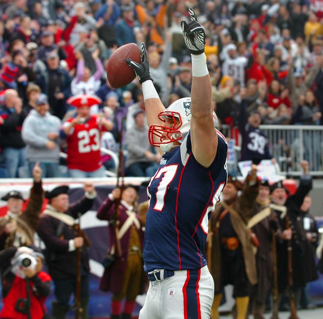 Rob Gronkowski celebrates his first-quarter touchdown during the Patriots' 38-77 victory on Sunday at Gillette Stadium.