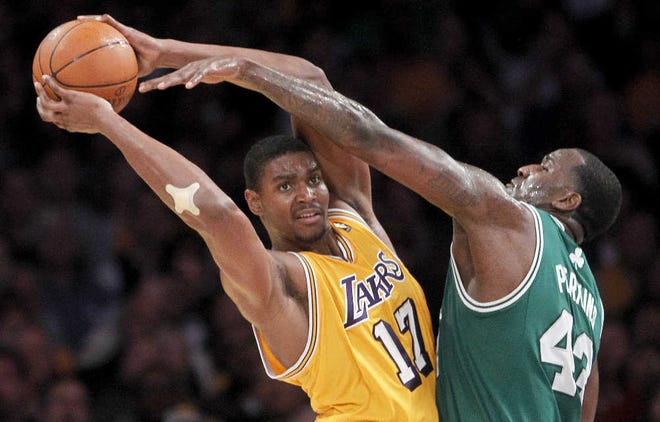 Boston’s Kendrick Perkins, right, tries to knock the ball away from Los Angeles’ Andrew Bynum in the second half.
