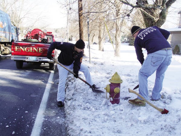 Peggy Aulisio
/Advocate
WATER: Paul Frysinger (left) and Tom Farland dig snow away from a hydrant on Monday on North Main Street in Acushnet.